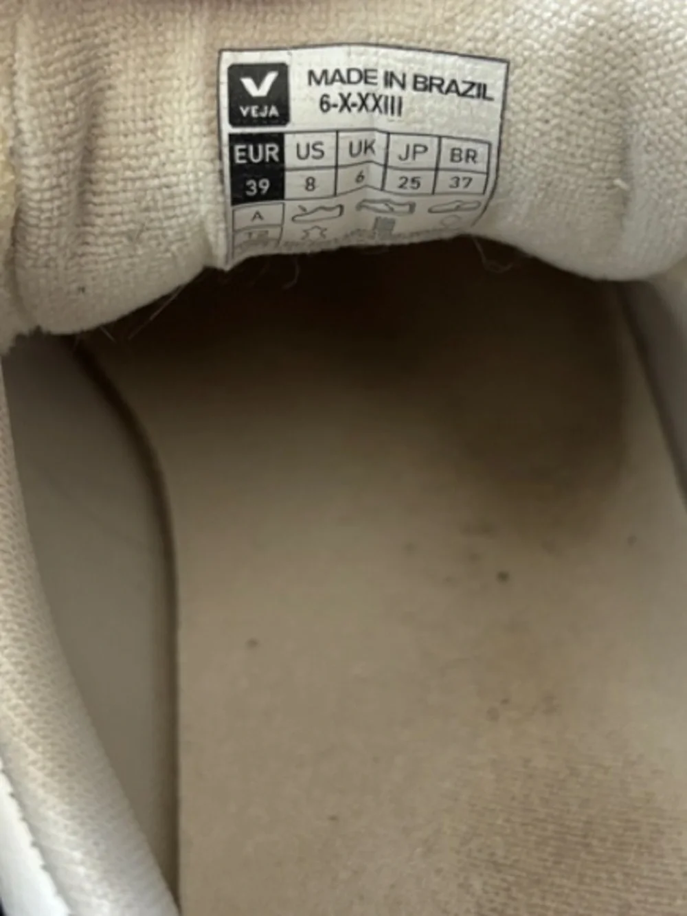 Veja Sneakers - Picture 8 of 8